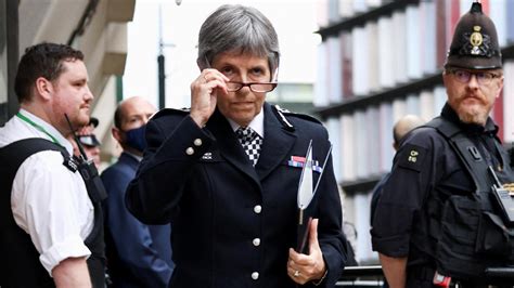 L­o­n­d­r­a­ ­P­o­l­i­s­ ­Ş­e­f­i­ ­i­s­t­i­f­a­ ­e­t­t­i­